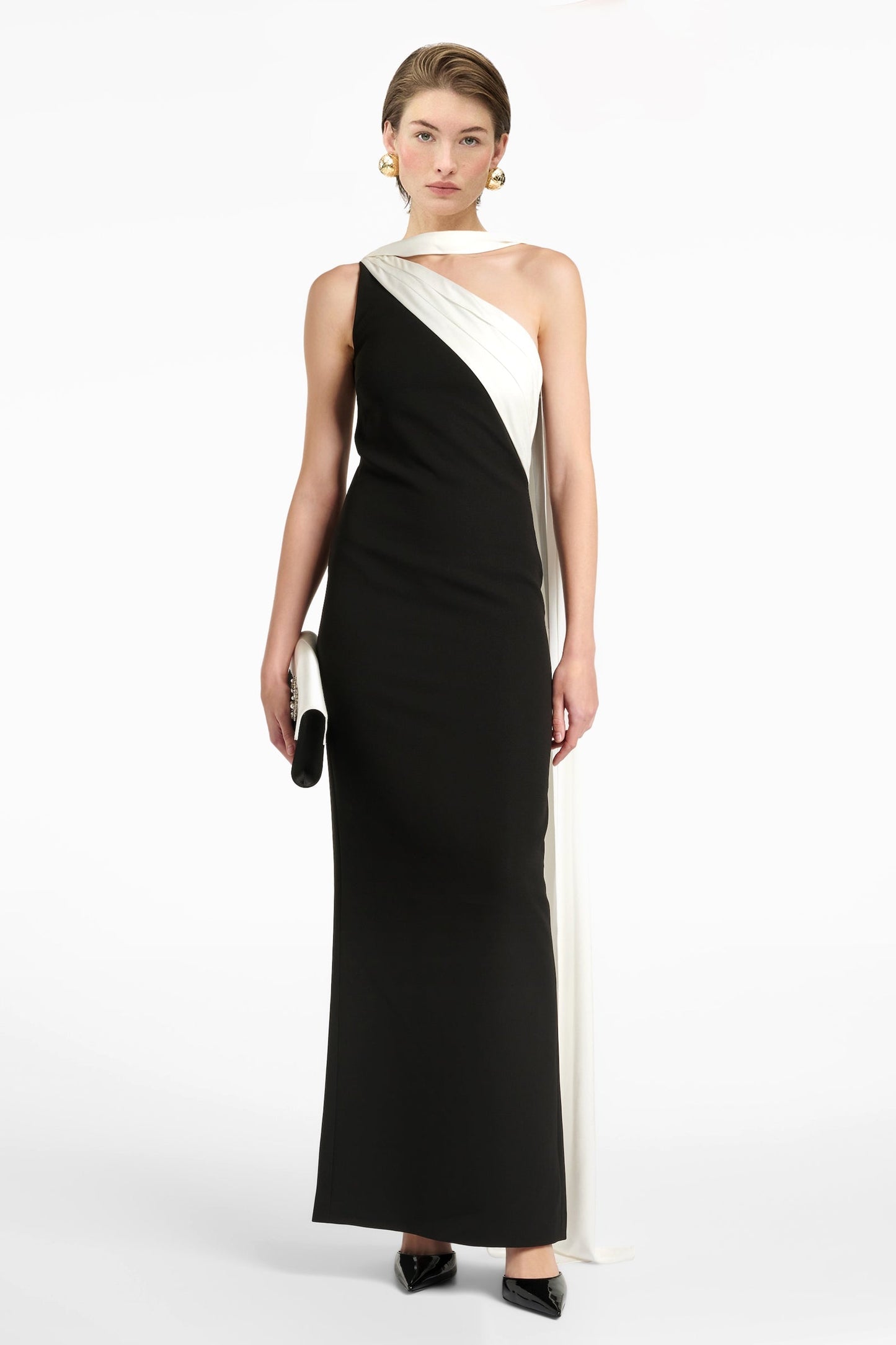 Elegant crepe maxi dress in black and white with side zip.