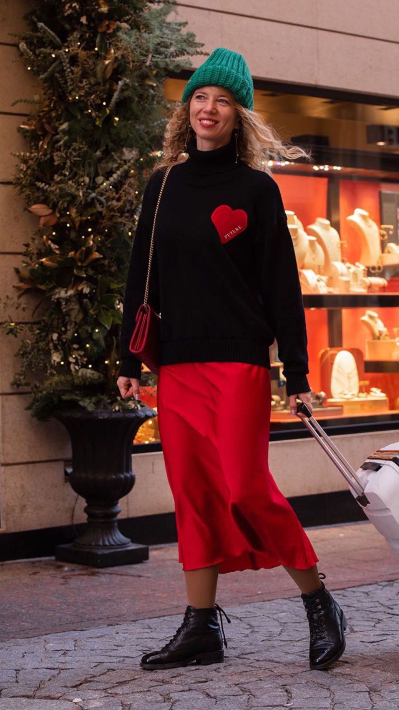 Black cotton turtle neck with a "heart" embroidery